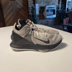 Nike LeBron Witness 4 Men’s Size 10 White Wolf Gray Sneakers